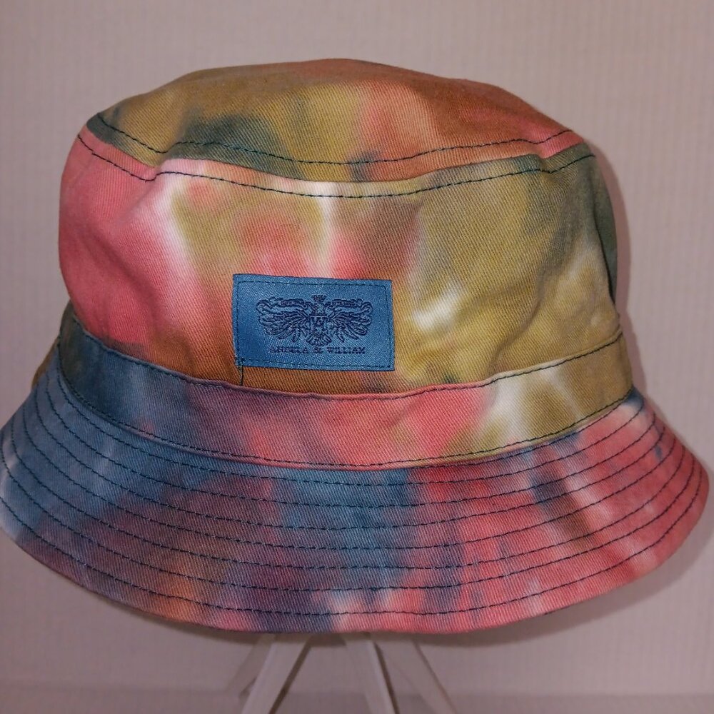 ANGELA & WILLIAM REVERSIBLE TIE-DYE BUCKET HAT